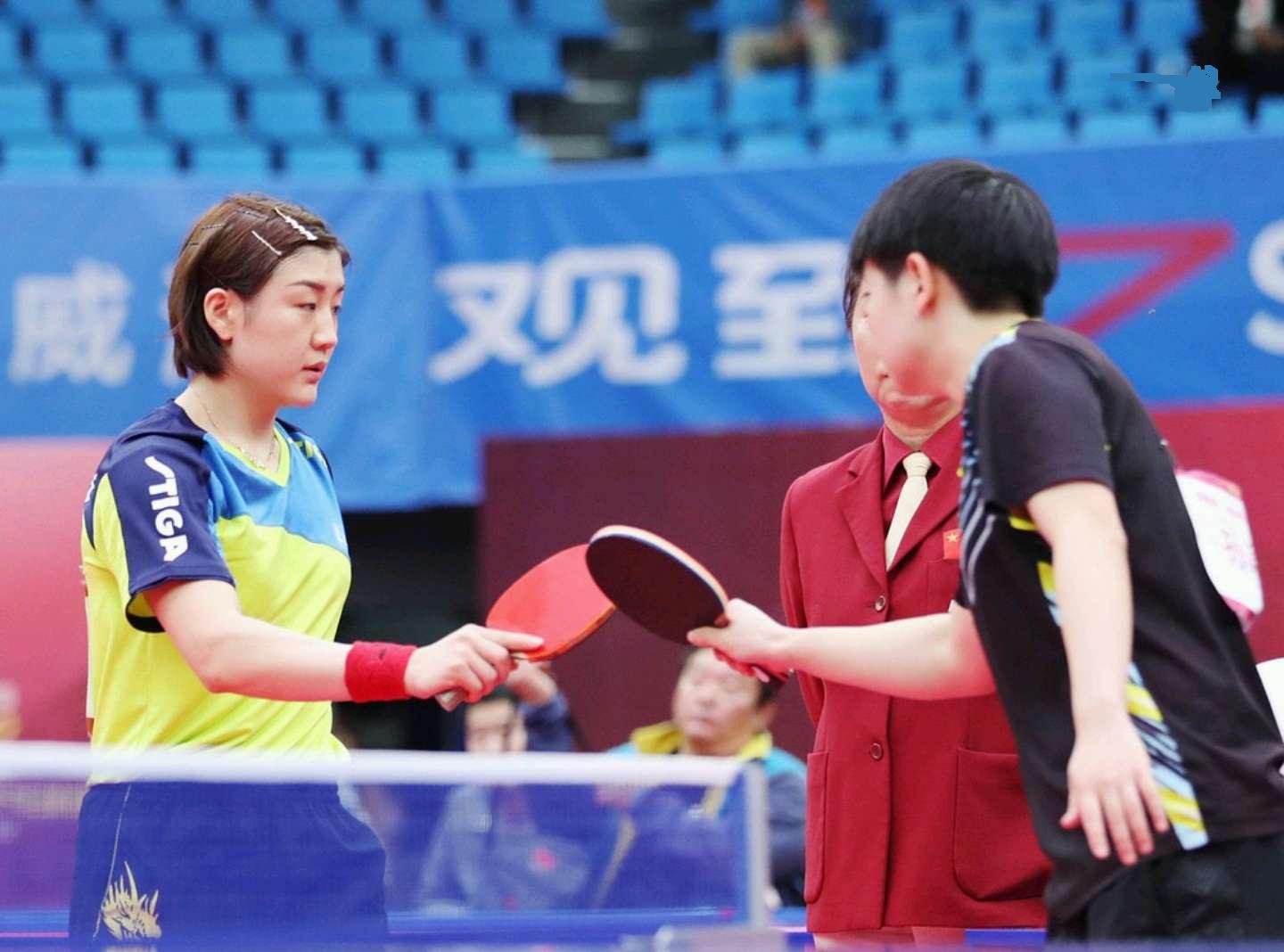 陈梦孙颖莎今日启程,金牌生日蛋糕意味深长,队友祝福忙坏小黑