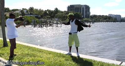 足球打脸倒地搞笑gif,足球搞笑gif动图