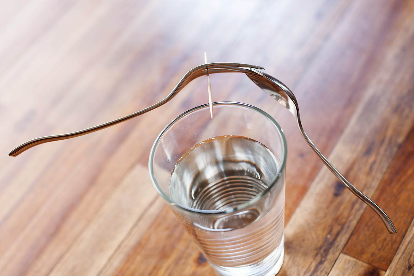 聚会上最简单的魔术表演,聚会魔术教学牙签