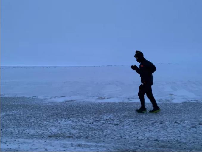地球从南极到北极环绕一圈,地球跑一圈