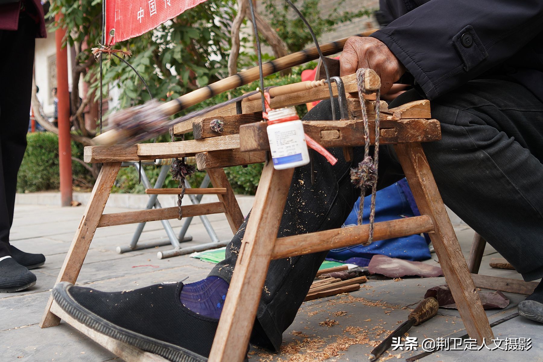 76岁老人做木匠,农村大爷自制木工车床