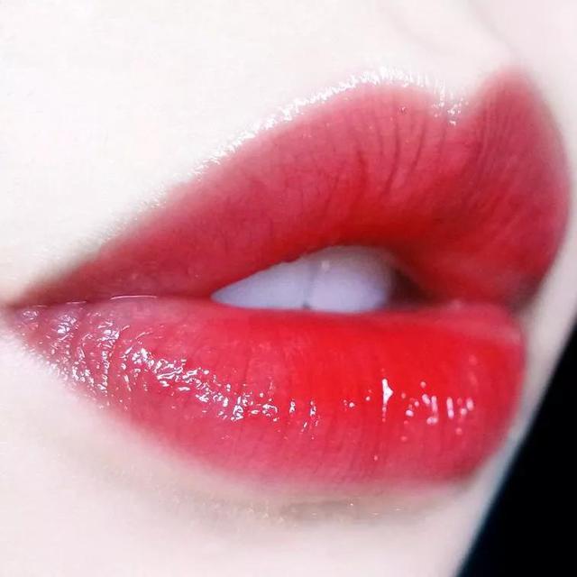 巩俐裸色口红亮相戛纳,巩俐白裙自带气场