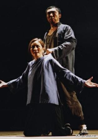 《生死场》:黑土地上，蒙昧的女性在男权积威下的一首悲戚殇歌