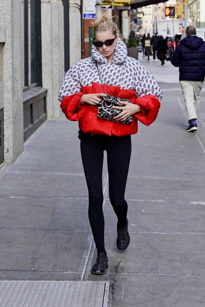 倪妮白的发光,倪妮橙黄色白t搭配