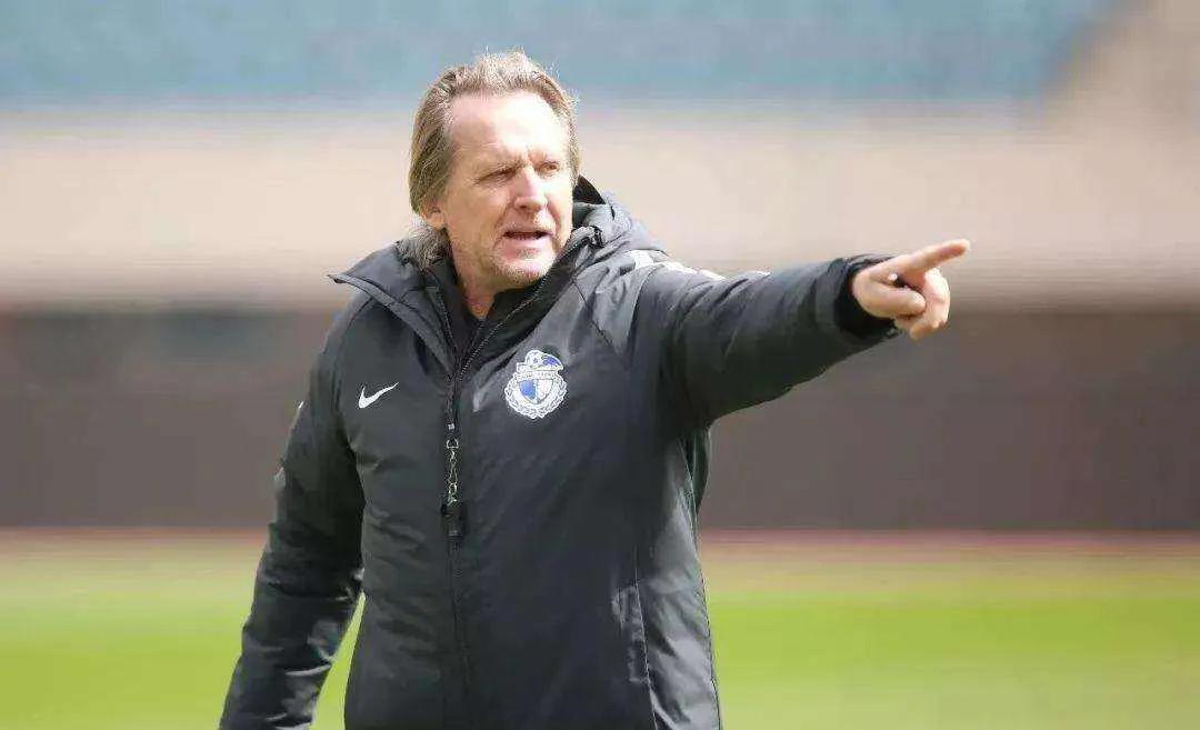 大连人足球解说不当言论,大连足球打的好吗