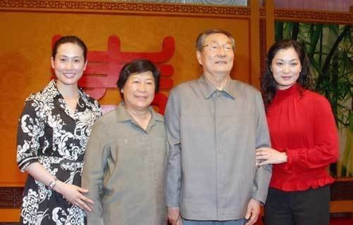 走近*镕基朱**及其家人：妻子劳安很“可爱”