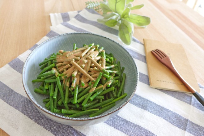 拌凉菜的调料怎么做好吃又香呢,拌凉菜主要少不了的调料