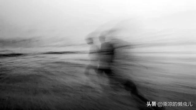 *底卧**(小小说)