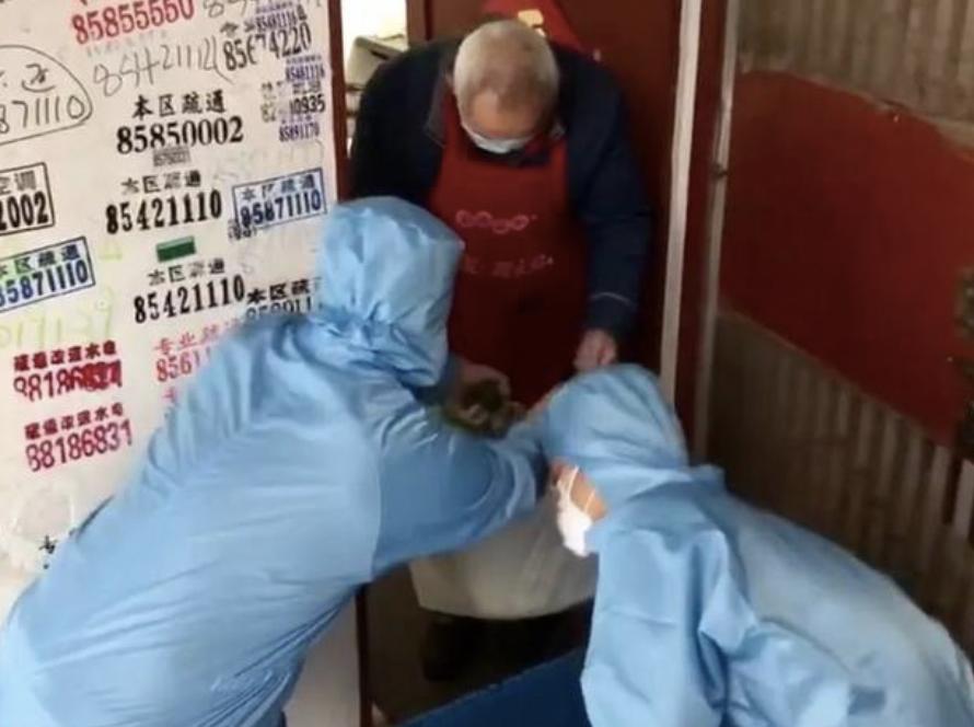 疫情下的超市:大润发订单量激增,人手不够的时候司机也要上