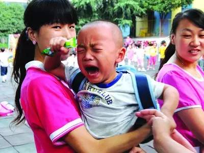 幼儿离开妈妈后容易哭闹分离焦虑,如何解决孩子入园哭闹问题