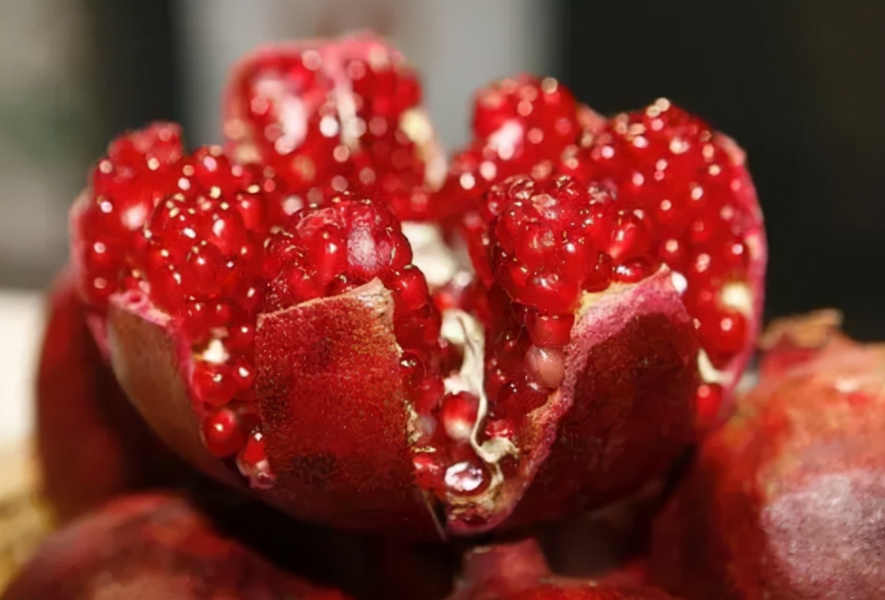 秋天吃石榴身体会收获5大好处,秋天吃石榴的利与弊