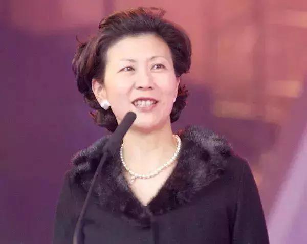 香港豪门最惨原配！生前帮贫穷小子成首富，死后还要被他利用？