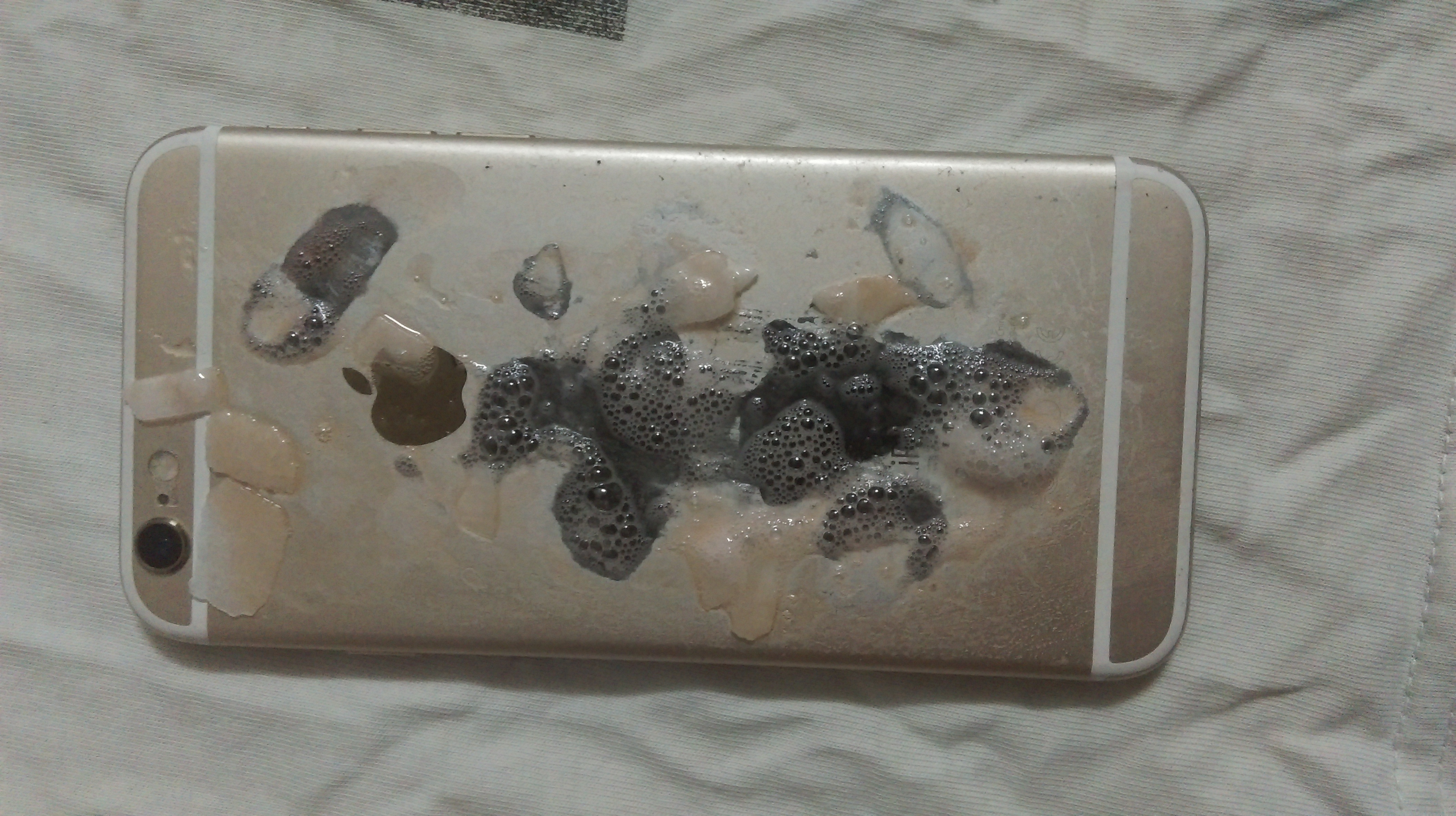 牛人觉得iphone手机颜色不好看于是把后面的漆给磨掉了