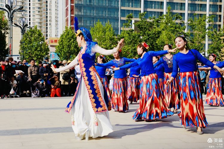 洛阳牡丹广场：*疆新**舞大联欢