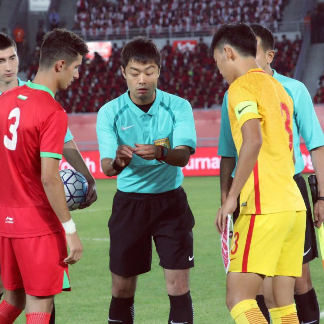 裁判金京元球场被打,重庆足球裁判金京元