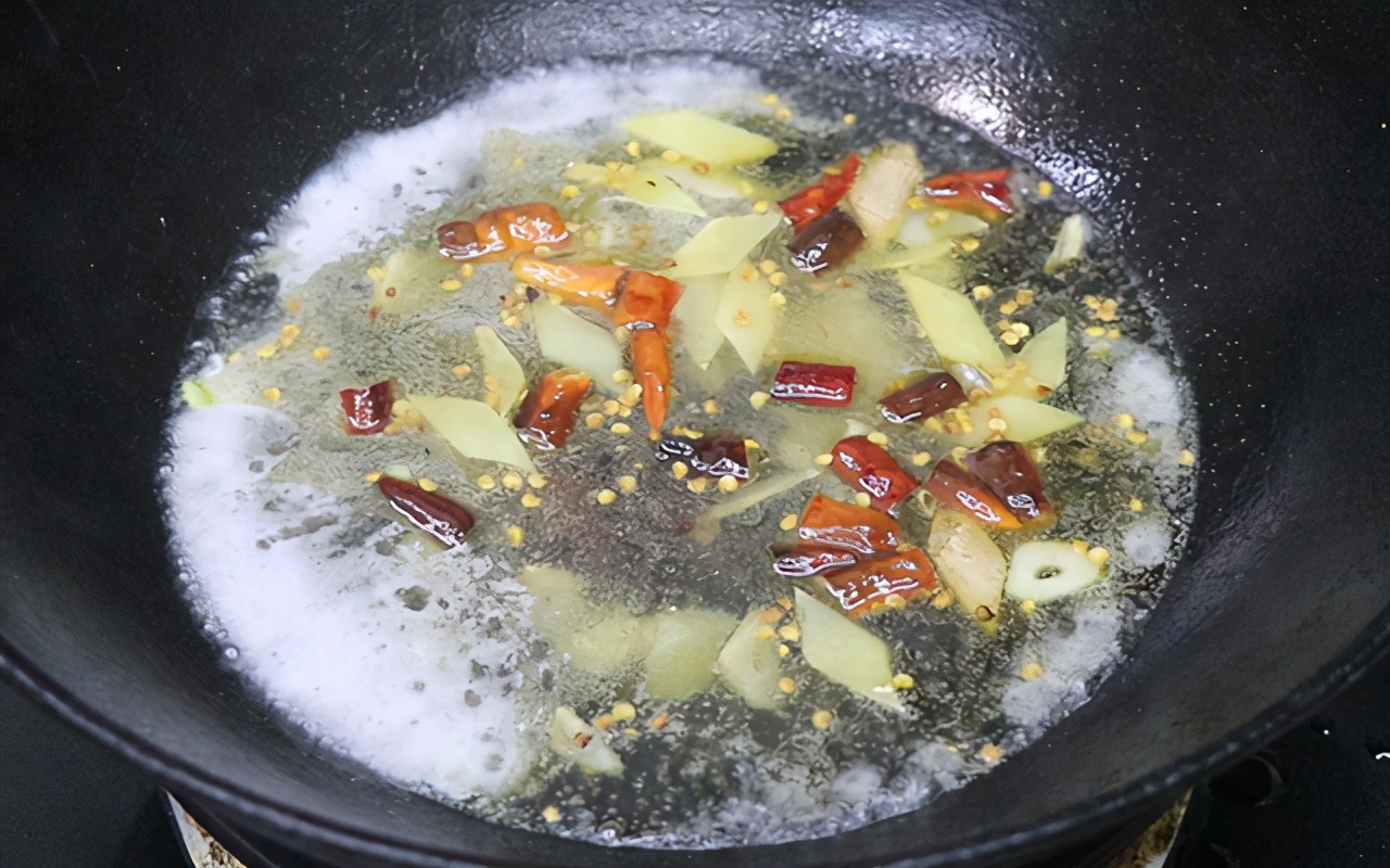 带鱼怎么做让它酥软不用吐刺,带鱼怎么做金黄酥脆一点也不腥气