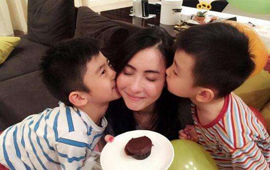 张柏芝推荐的小孩衣服,张柏芝带两个儿子去买学习用品