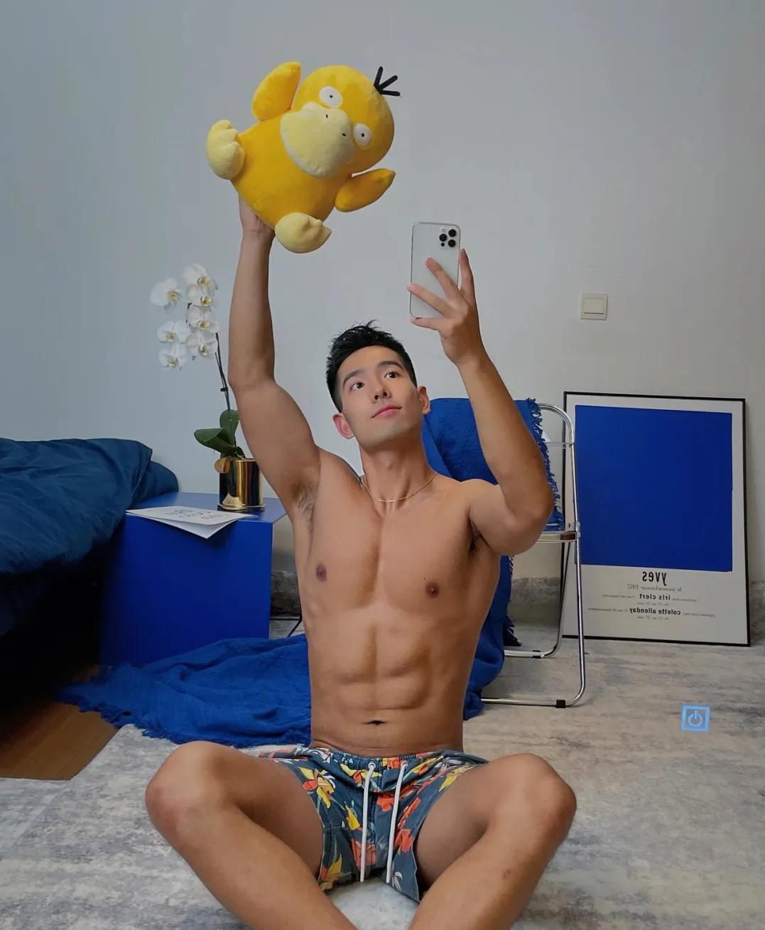 体育生肌肉身材,肌肉体育生秀腹肌