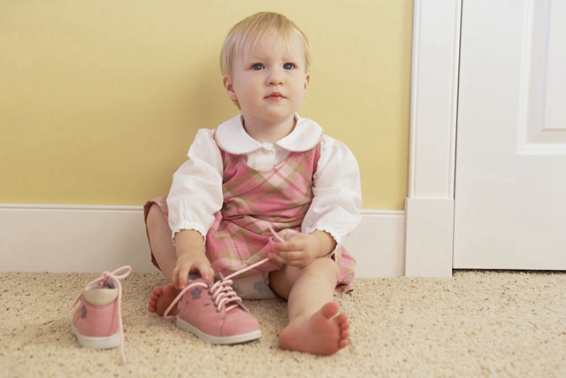 如何引导孩子主动穿鞋,孩子不愿意穿鞋教育视频