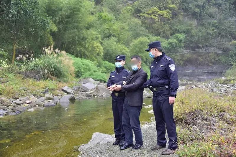 男子卖毒鱼被警察逮捕,近期电鱼被抓的人视频