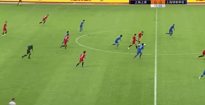 就这么不讲理！18岁新晋国脚遭无情碾压，连拉带拽也无法阻止进球