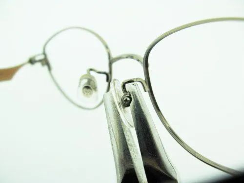 戴眼镜为什么鼻梁会凹进去,为什么戴眼镜鼻梁上有印记