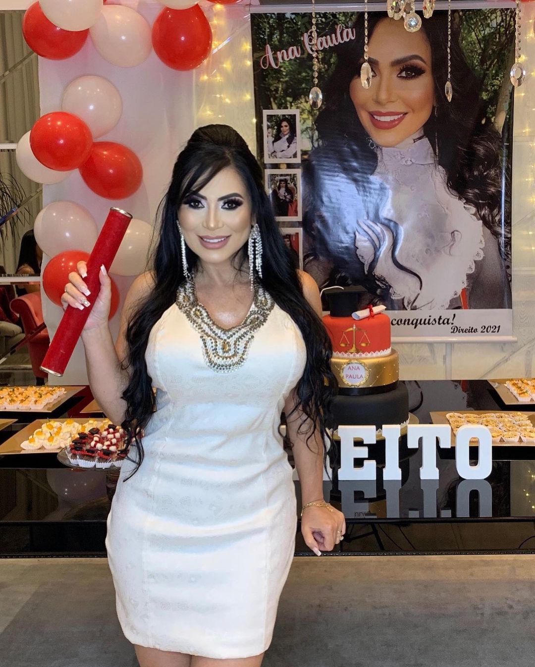 她是巴西的律政新人，热爱健身，丰盈的体型有着极致的曲线之美