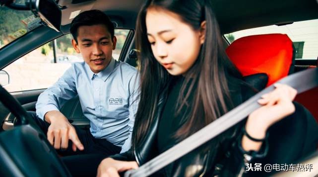 驾校教练每月的工资有多少,驾校教练一般工资是多少