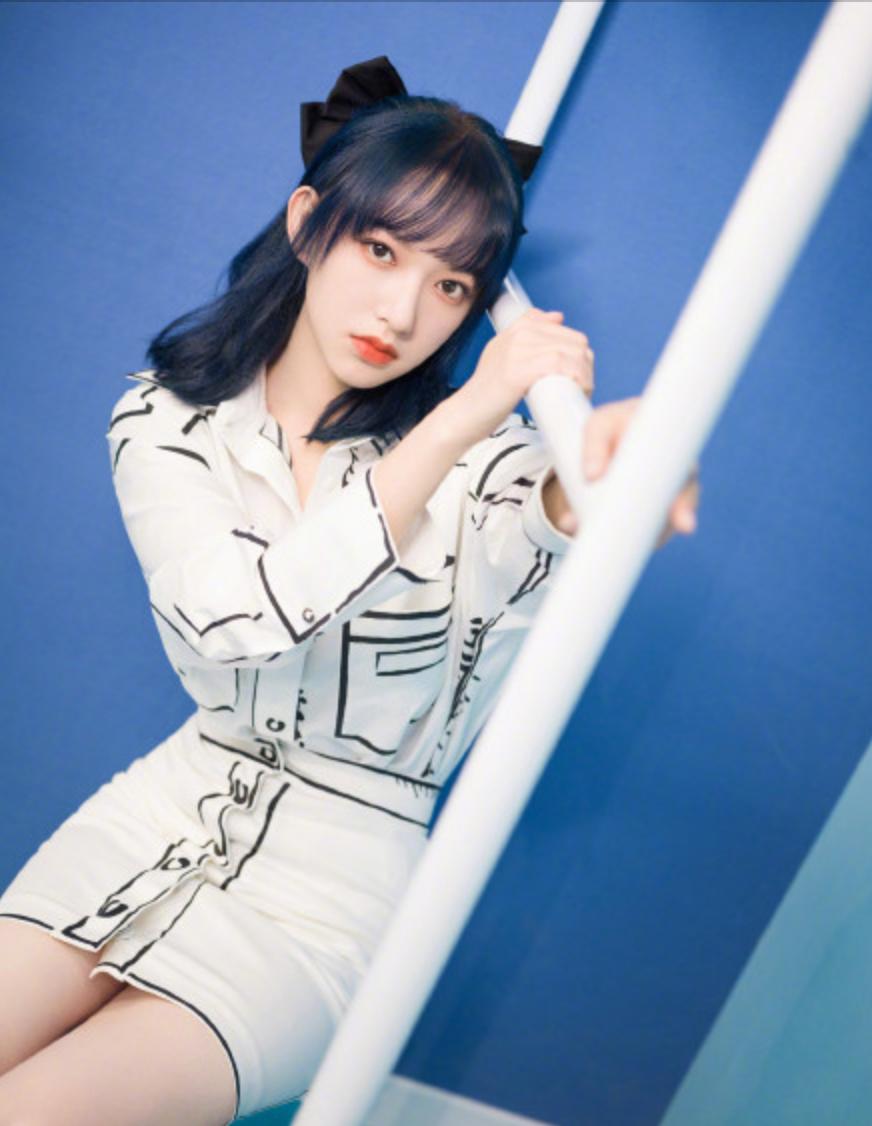 虞书欣说蝴蝶结是她的标志,虞书欣戴发箍