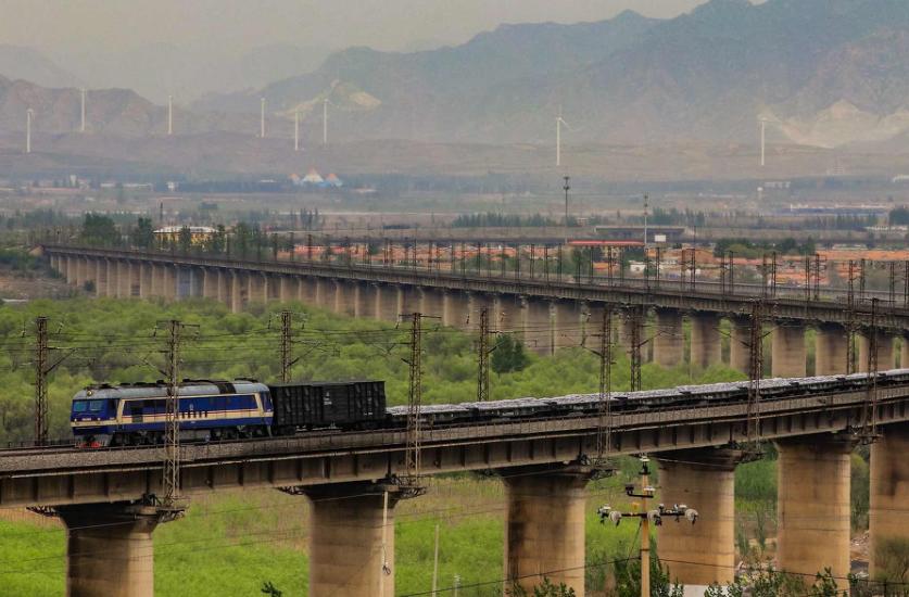 中国铁路建设成就,中国大秦铁路的辉煌历史