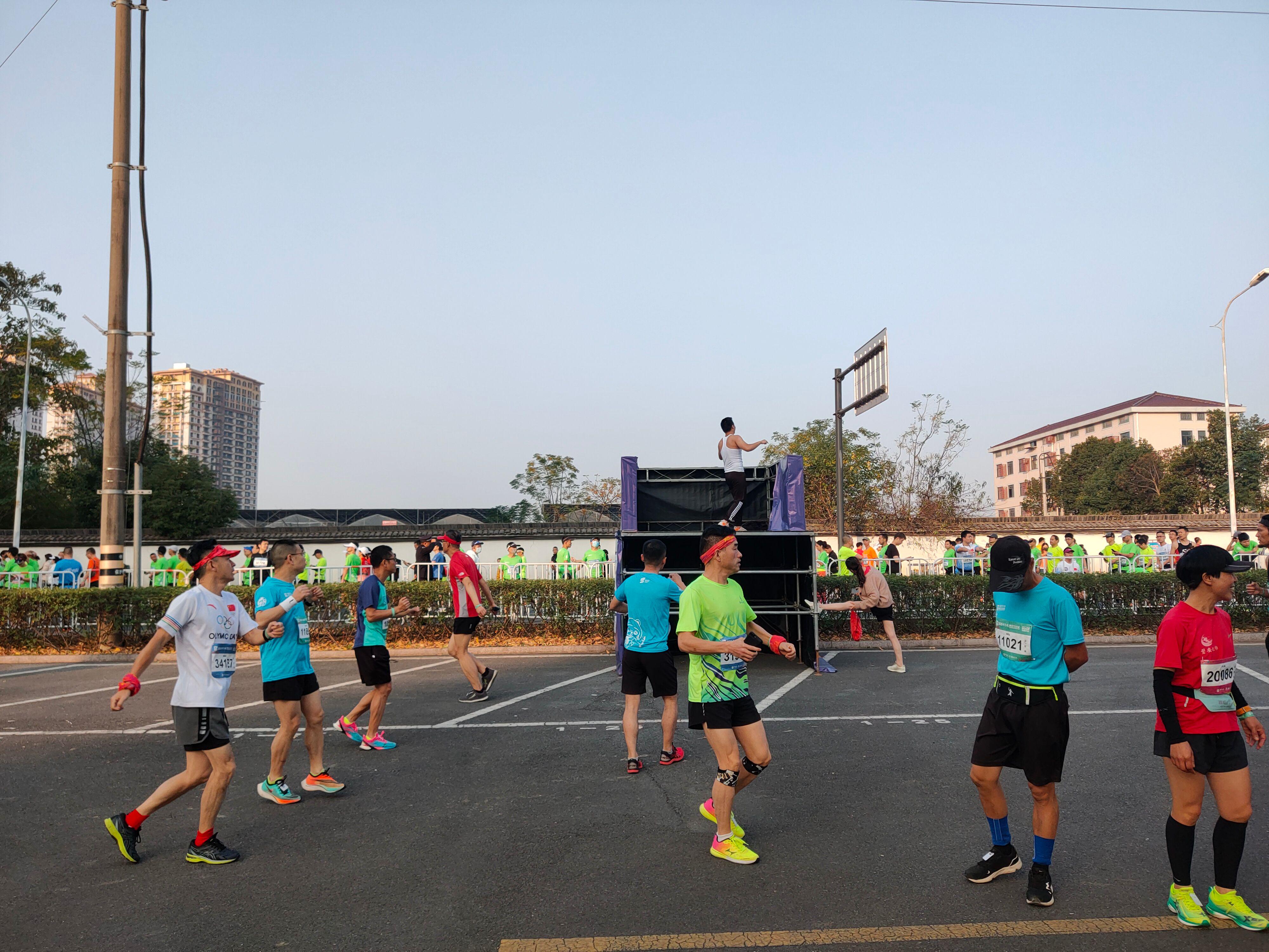 首个全马2022年超燃视频,横店马拉松2023全马颁奖直播