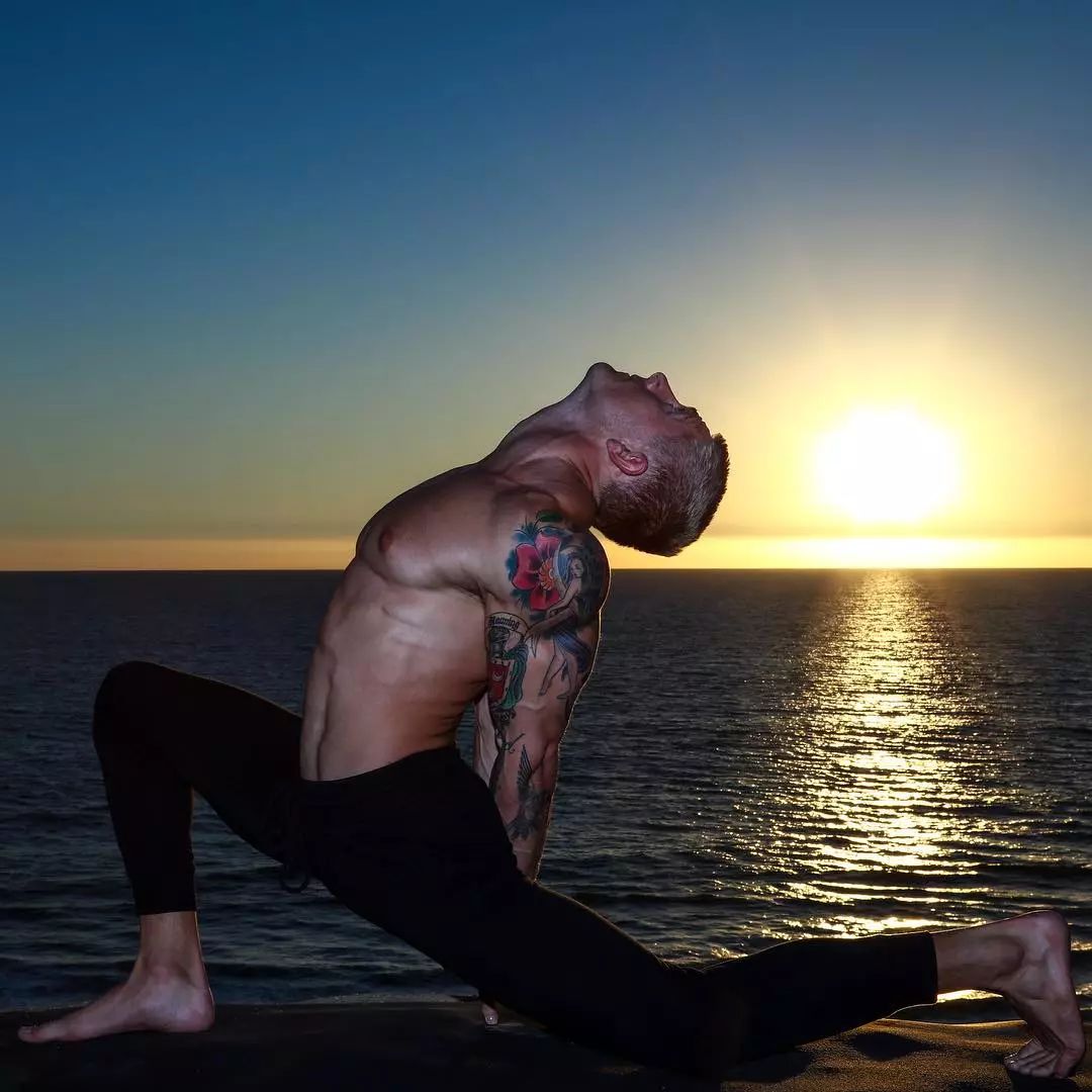 男生健身瑜伽动作,男士瑜伽拉伸肌肉