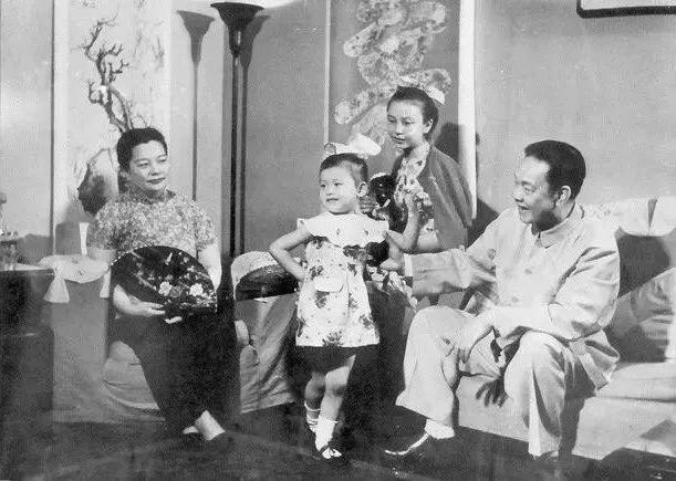 沪上第一名媛与戏子私奔，狠心“抛弃”孩子，却缔造华人顶级豪门