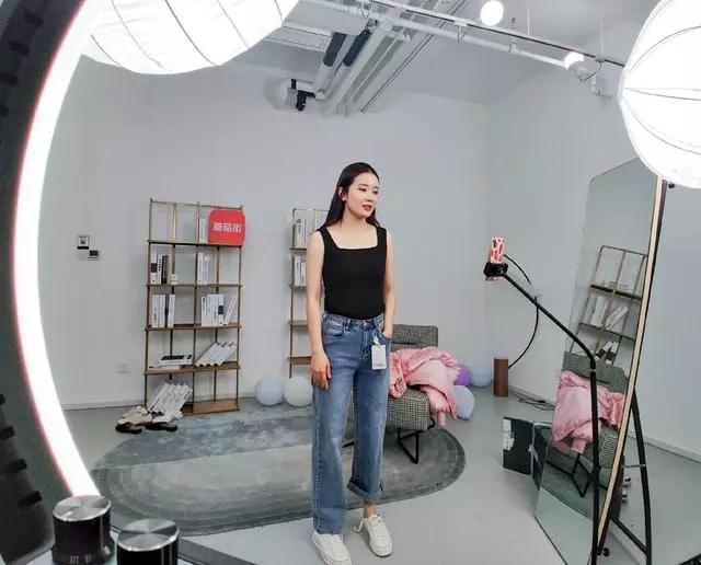 服装店倒闭老板哭了,服装店倒闭直播清仓