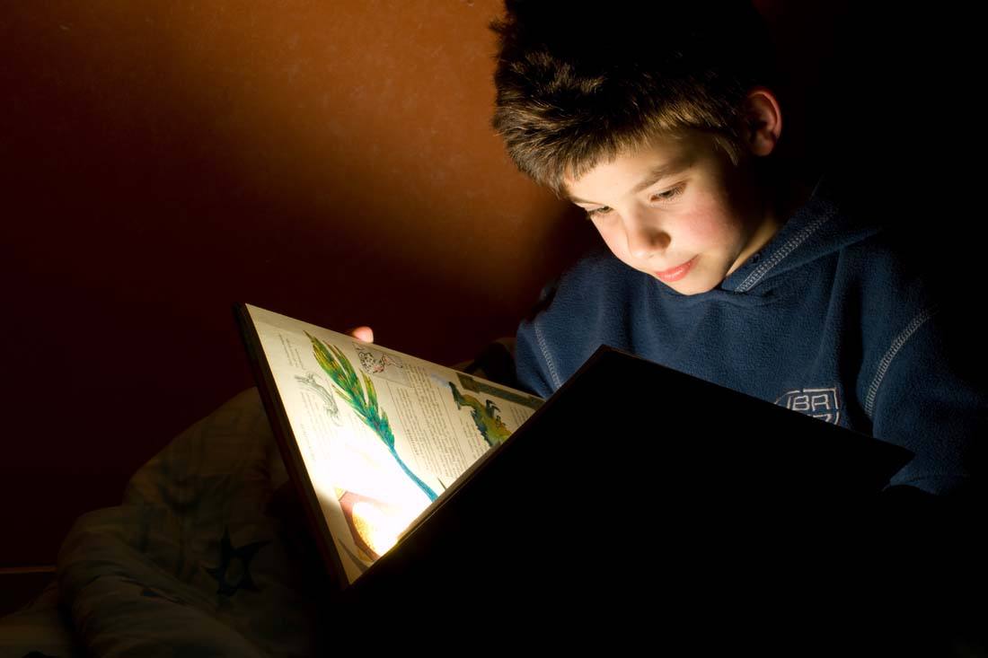 婴儿会因为怕黑而哭闹吗,宝宝害怕黑