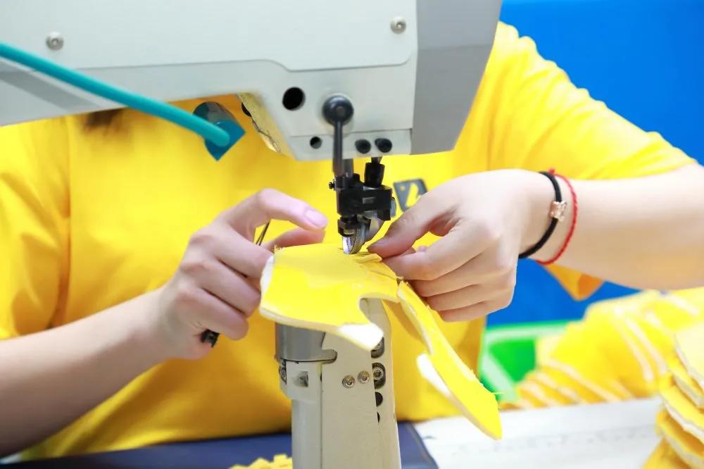 中央电视台CCTV-2正点财经走进利讯集团,对话黄火明先生