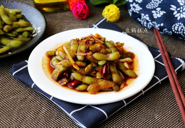 天热最爱，买1斤毛豆，加2勺盐简单一煮，一盘子也不够吃