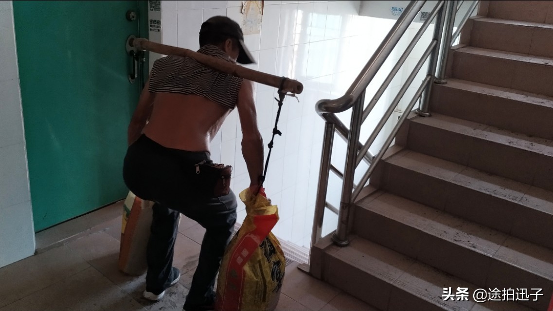 挑山工到山顶一趟多少钱,挑山工一天多少钱