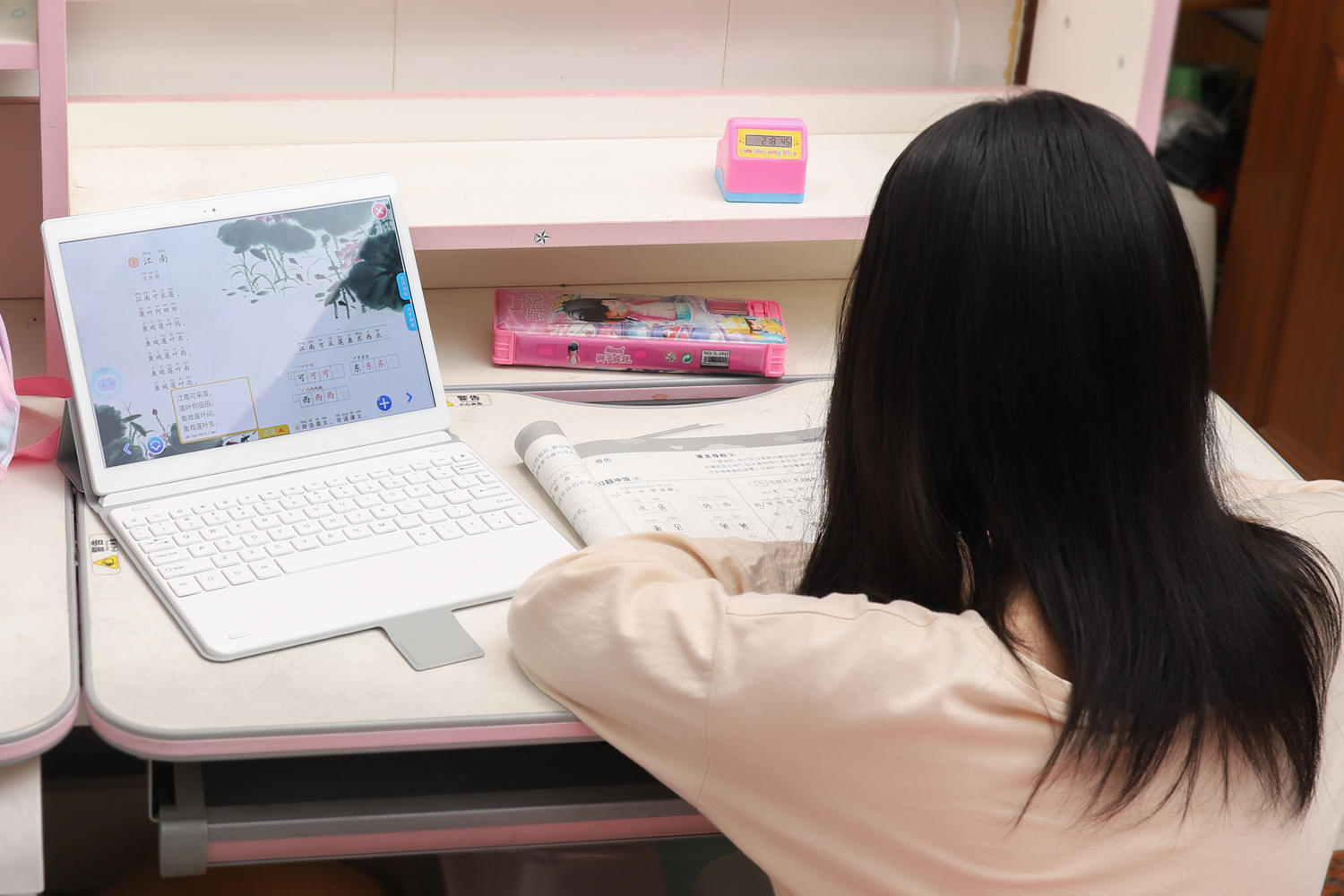 浜斿勾鍏嶈垂鏁欒偛,2涓囧潡缁欏瀛愯瀹舵暀