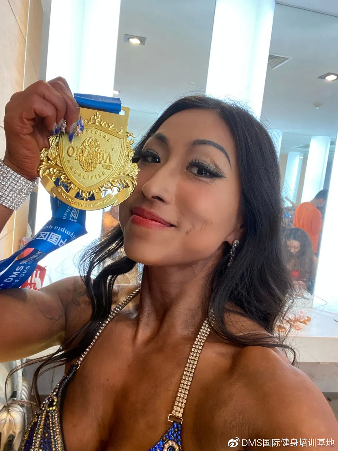 她，环游50+国家，40岁开始健身47岁登台参赛，她叫艾文仍在追梦