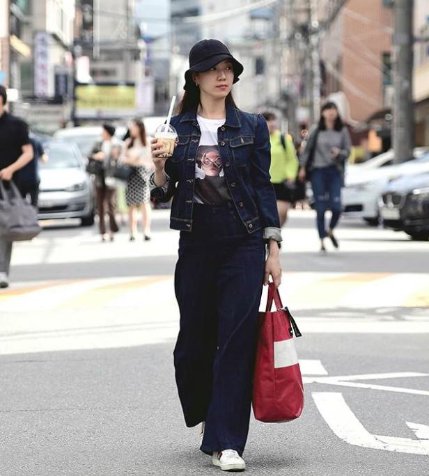 韩国街拍小姐姐穿牛仔外套,韩国时尚穿搭小姐姐上衣裤子