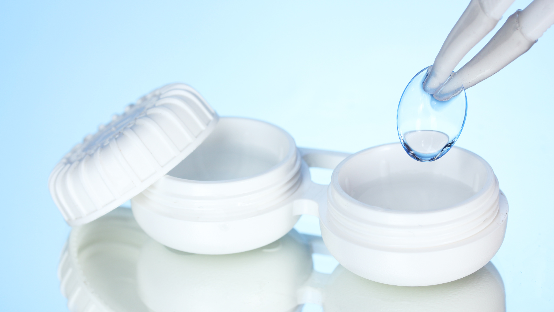 角膜塑形镜晚上睡觉有危险吗,角膜塑形镜睡觉揉眼睛会掉吗