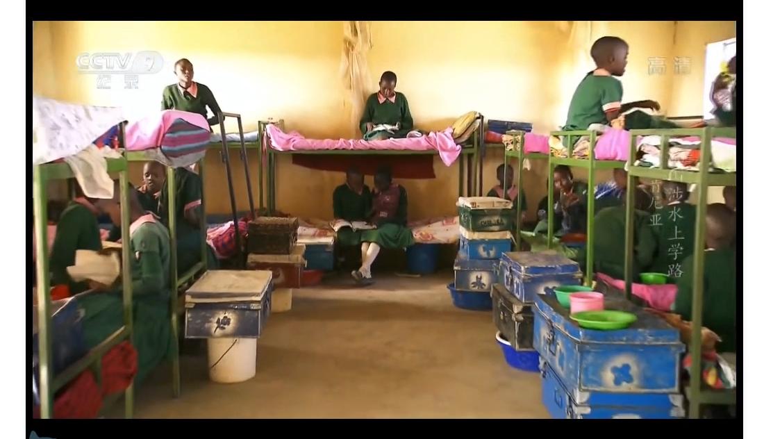 非洲小孩艰难的上学路：每天都在赌命，要是没回家就是被狮子吃了