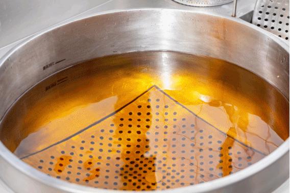 古城这家店很小，但鸡炸得好