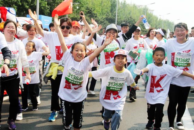 马拉松2万人奔跑,2万高颜值公路赛