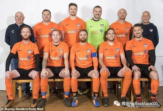 失去孩子，这11个男人组成了一支足球队，相互取暖