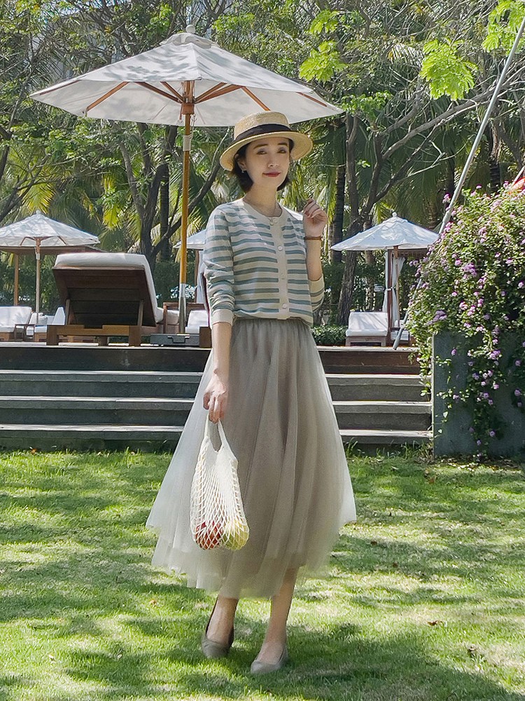 40岁穿针织半裙秋冬搭配,针织开衫搭配半身裙时髦更显气质