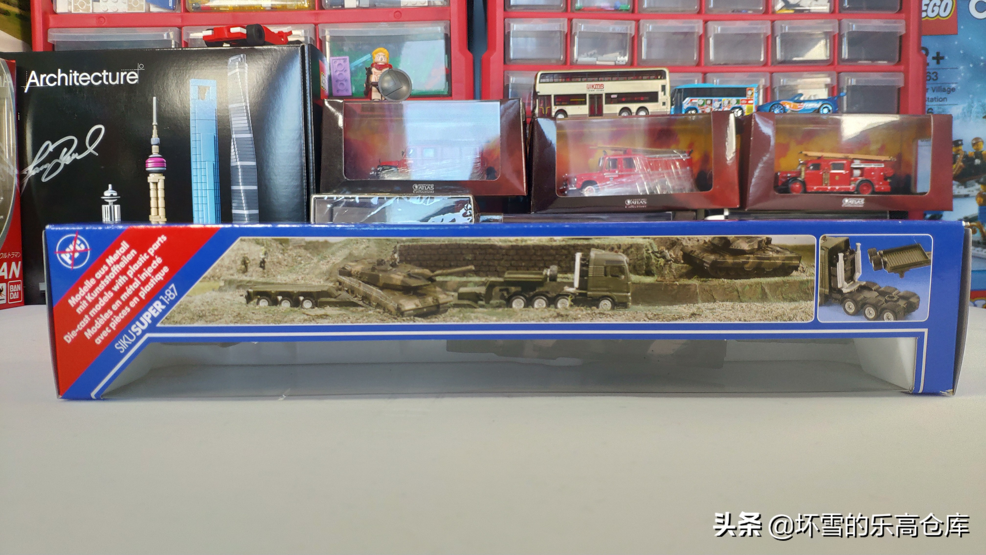 用HO比例车模运输钢铁洪流：SIKU模型豹2坦克运输卡车