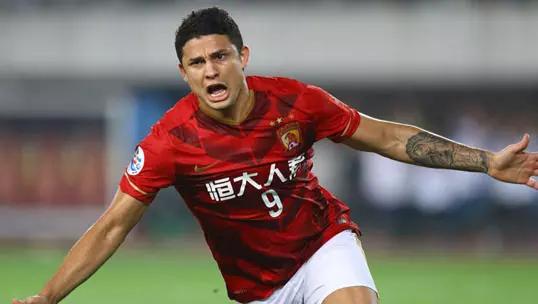 这位国脚拿上亿年薪，座驾却不到10万