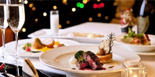 吃西餐时,为啥服务员要上2杯“柠檬水”?随便喝就丢人了